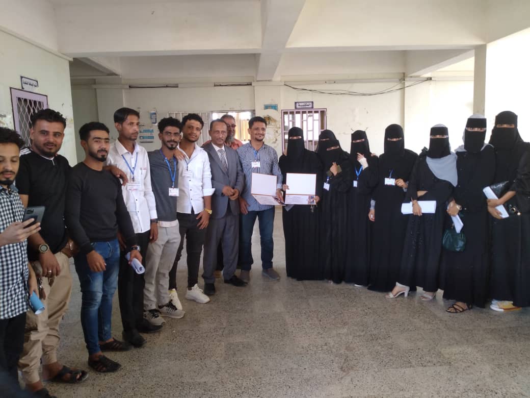 عميد كلية المجتمع عدن يحضر مناقشة مشاريع تخرج (صور)