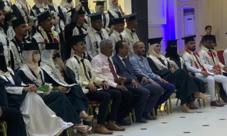 كلية المجتمع عدن تحتفي بتخرج الدفعة ٢١ لقسمي الجرافيك وتكنولوجيا المعلومات.